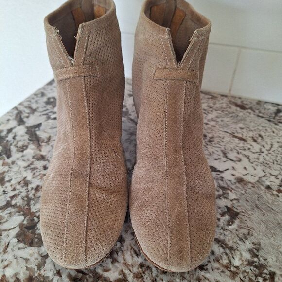 Aquatalia Tan France Perforated Suede heeled ankle boots size 8.5 - Picture 1 of 12
